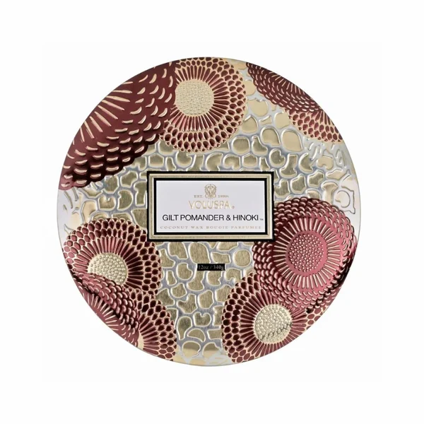 Vela Lata 3 Pavios Relevo Gilt Pomander e Hinoki 60h - Voluspa