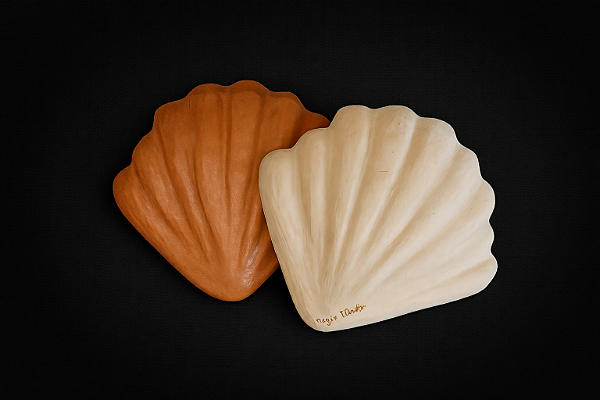 CONCHAS DECORATIVAS EM CERÂMICA – TERRACOTA E OFF-WHITE