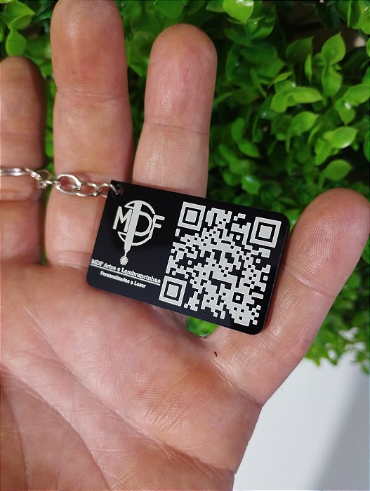 Chaveiro acrilico preto com logo e qr code personalizado a laser