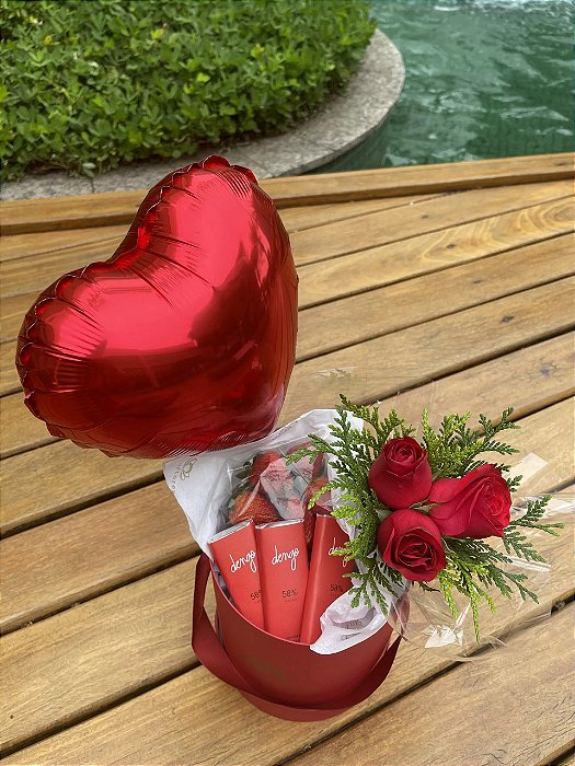 Box Bom Dia, Amor! | Rosas Vermelhas, Chocolates e Morangos