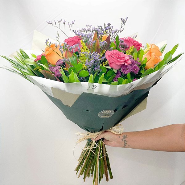 Buquê Encanto Vibrante – 12 Rosas Pink e Laranja