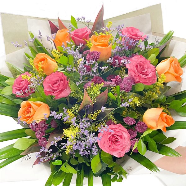 Buquê Encanto Vibrante – 12 Rosas Pink e Laranja
