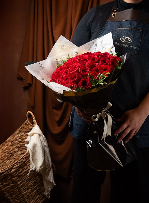 Buquê Mônaco – 50 Rosas Vermelhas