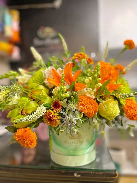Box Flower Acqua P | Arranjo Exclusivo em Tons de Laranja e Verde