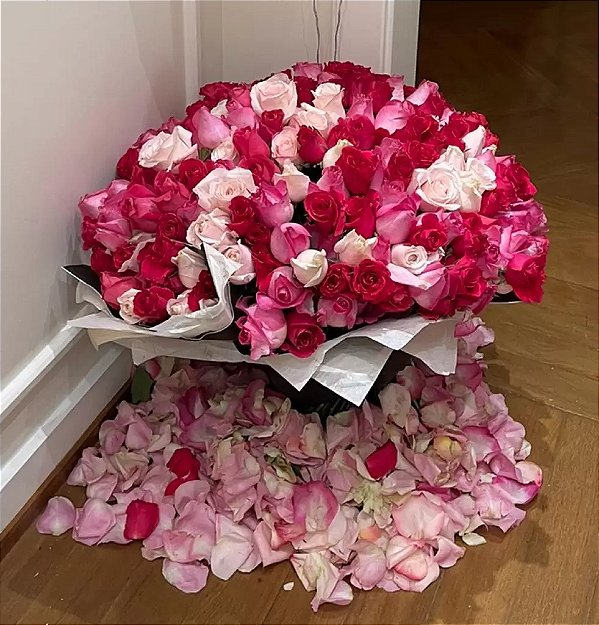 Kardashian´s Two – Buquê 300 Rosas com 2 Balões de Coração e 1 Saco de Pétalas Naturais