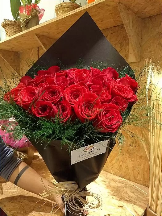 Buquê Impacto Supremo – 40 Rosas Colombianas VermelhasImpactante, sofisticado e absolutamente inesquecível. O Buquê Impacto Supremo é composto por 40 rosas colombianas vermelhas de textura aveludada, conhecidas pelo tamanho exuberante e beleza de tirar o