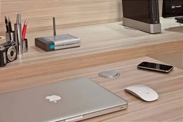 Torre De Tomadas De Embutir Retrátil Multiplug USB mais USB Tipo C com 2 Tomadas Bancada - Prata