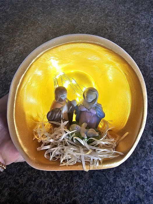 SAGRADA FAMILIA NO PRESEPIO COM ROLHA LED.