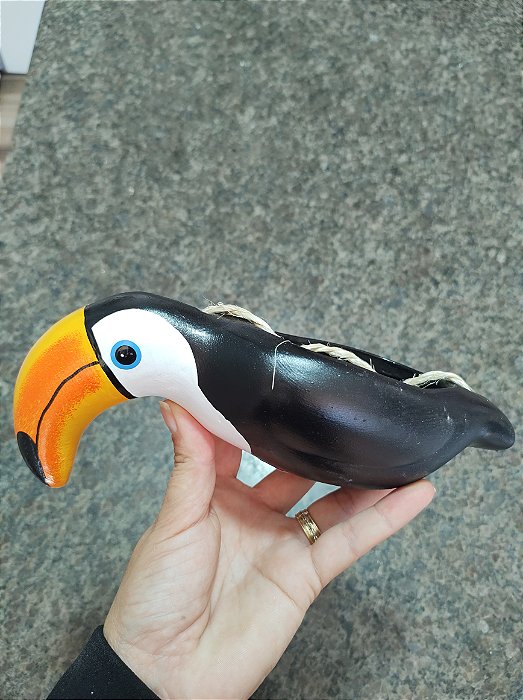 C. TUCANO PEQUENO PENDURAR