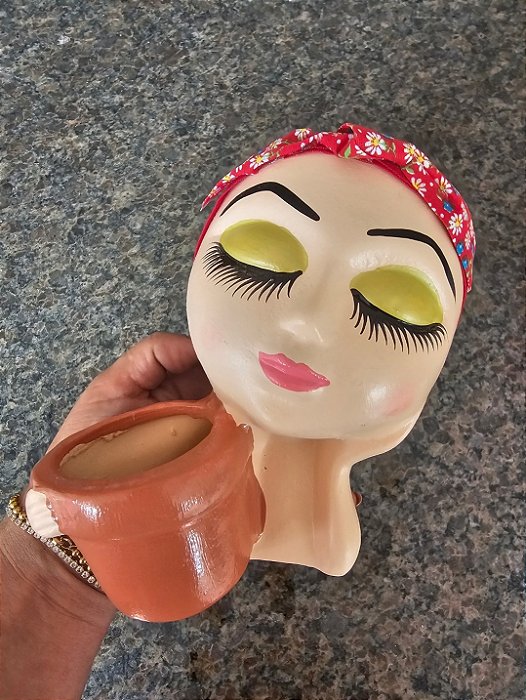 CACHEPOT MOÇA COM FAIXA ROSA POTE 11