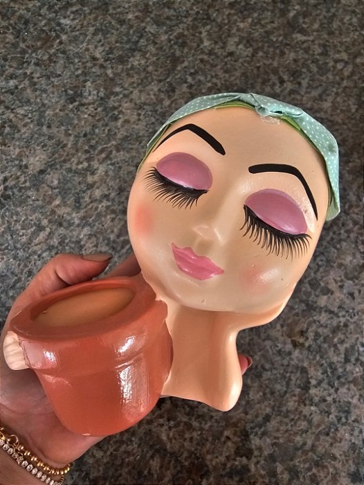 CACHEPOT MOÇA COM FAIXA E SOMBRA ROSA POTE 11