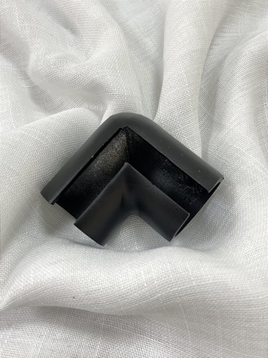 Cotovelo Vazado Preto - 28mm