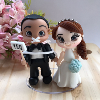 Noivinhos para Topo de Bolo para Casamento em Biscuit Lado a Lado amarrado 9cm