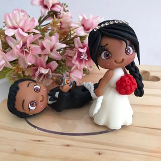 Casal de Noivos para Topo de Bolo Noiva Carregando Noivo Cerveja 9cm