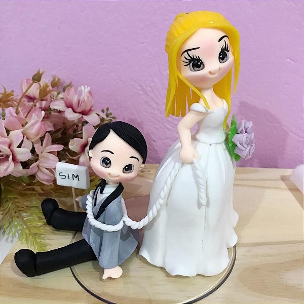Noivinhos para Topo de Bolo de Casamento Noiva Arrastando Noivo 15cm