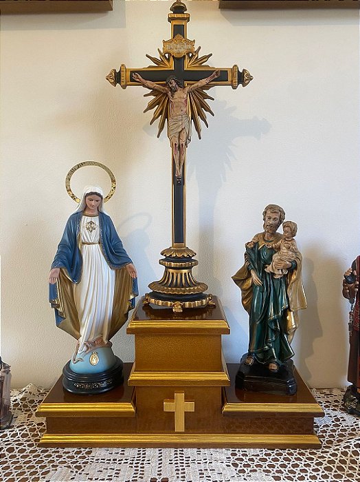 Pedestal em madeira