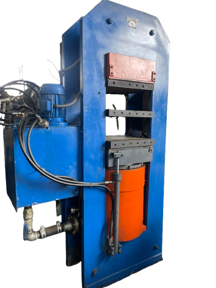 Prensa Hidráulica de Vulcanização COPÉ 283 toneladas