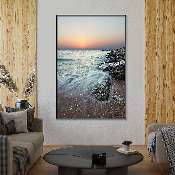 Quadro FineArt Ondas do Mar Batendo nas Rochas na Praia ao Pôr do Sol