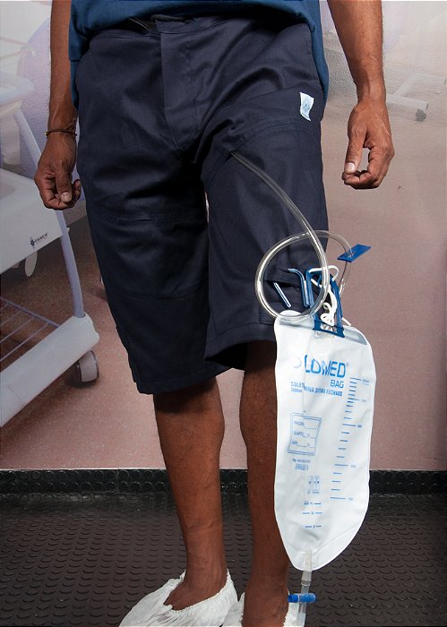 Bermuda adaptada para bolsa coletora de urina