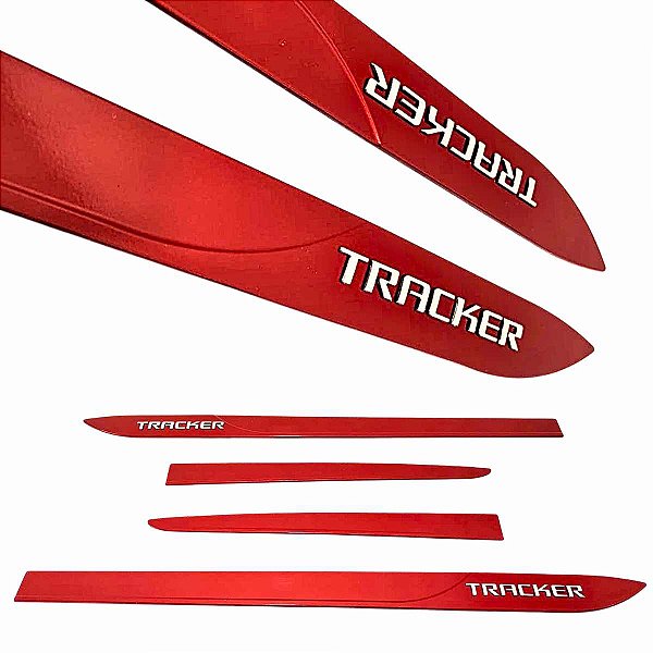 Friso lateral Nova Tracker Vermelho Scarlet nome alto relevo