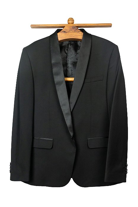 Smoking com lapela em cetim, 1 botão 2 aberturas, Slim Fit - Cor: Preto