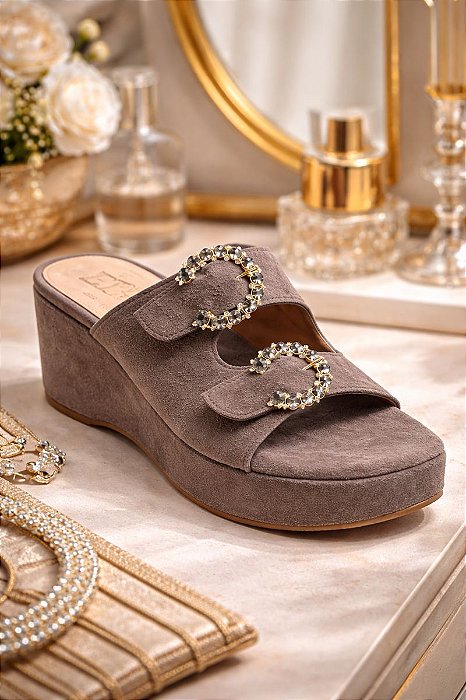 Slide Plataforma em Camurça Taupe com Fivelas de Strass