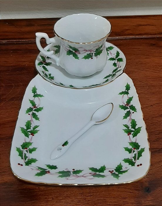 Xícara em Porcelana Italiana com Pires Duplo e Colher Todos com Acabamento Dourado
