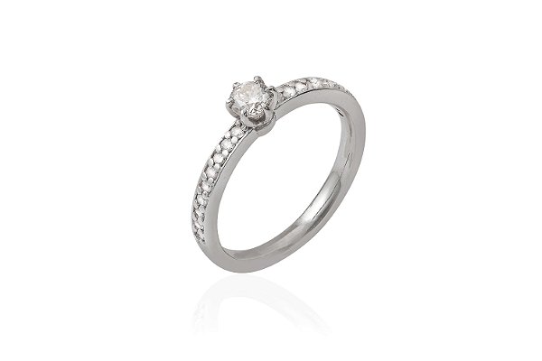 Anel em ouro branco com diamantes