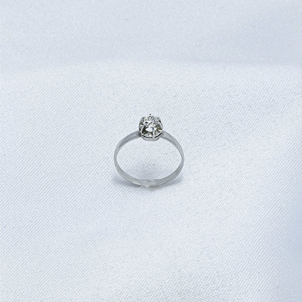 Anel solitário em ouro branco com diamante