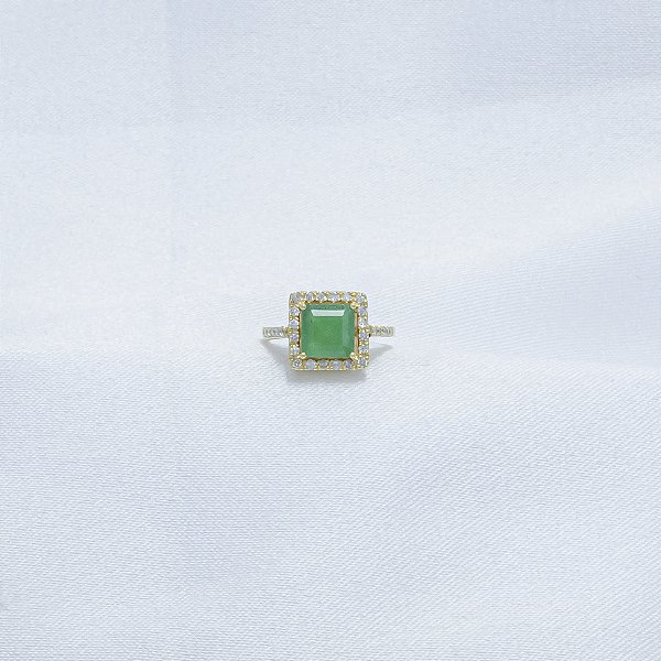 Anel em ouro amarelo com esmeralda e diamantes