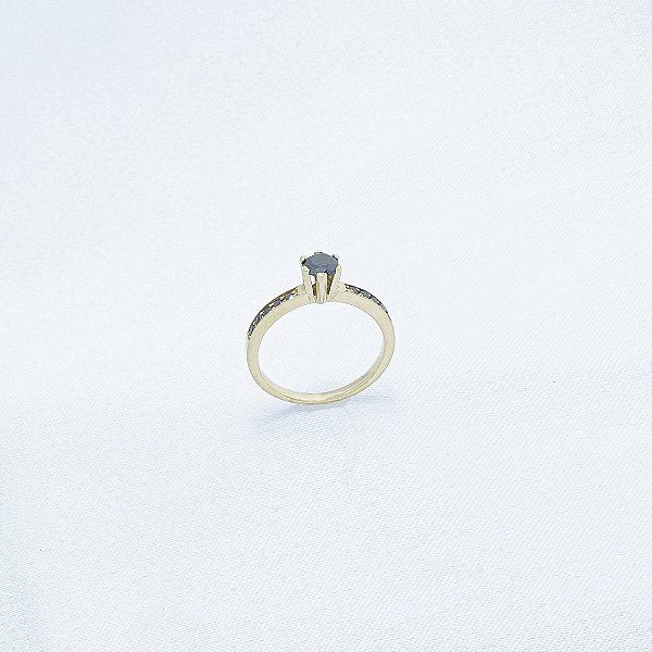 Anel solitário em ouro rose com diamantes negros