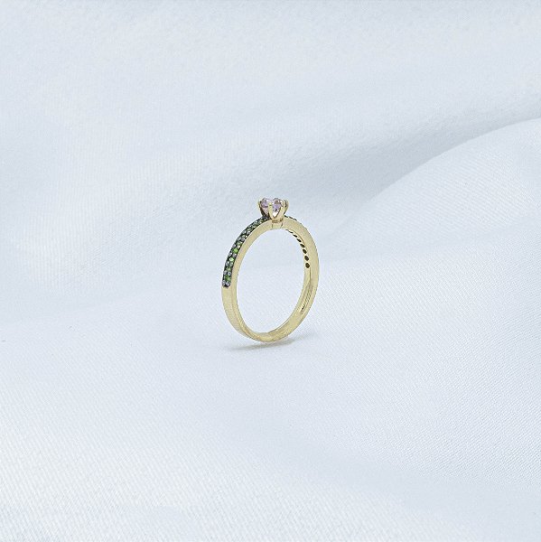 Anel em ouro amarelo com turmalina e tsavoritas