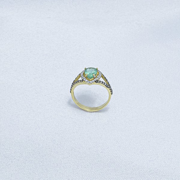 Anel em ouro amarelo com esmeralda e diamantes