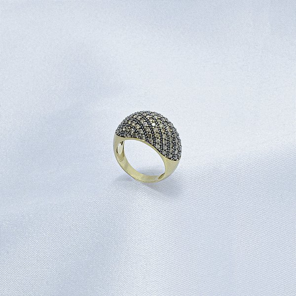 Anel em ouro amarelo com diamantes chocolate