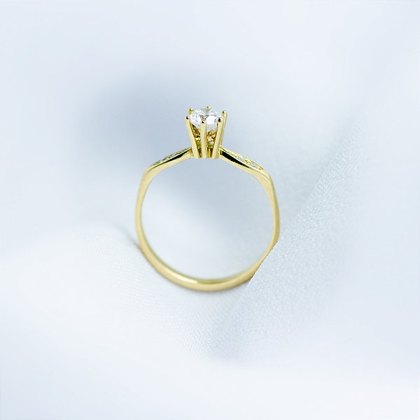 Anel solitário em ouro amarelo com diamantes