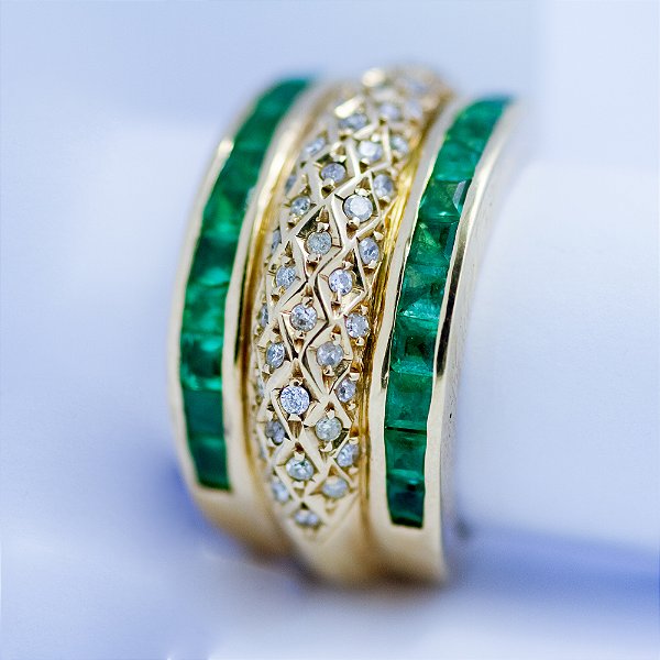 Anel em ouro amarelo com diamantes e esmeraldas