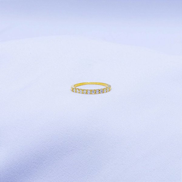 Meia aliança em ouro amarelo com diamantes