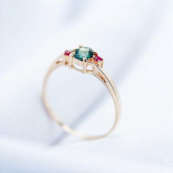 Anel em ouro rose com turmalina e rubis
