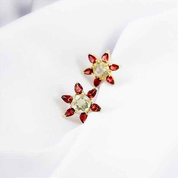 Brinco flor em ouro amarelo com green gold e granadas