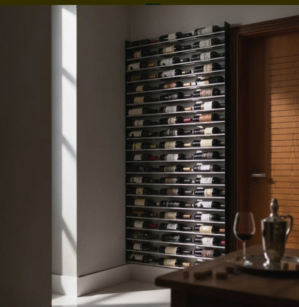 Adega de parede para 60 garrafas de vinho