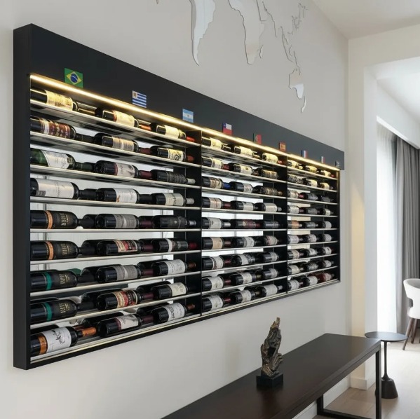 Adega de parede para 81 garrafas de vinho