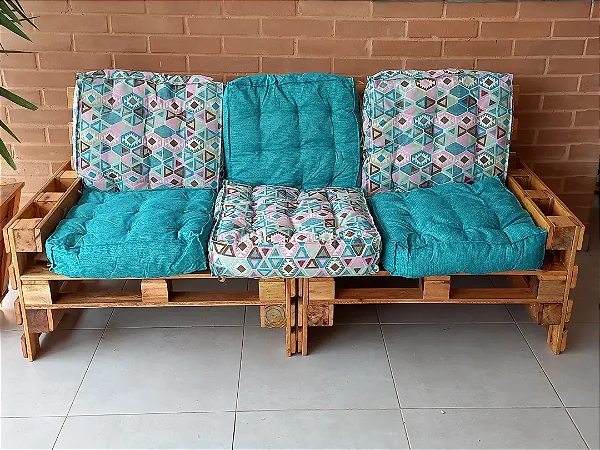 Sofá de Pallet 3 Lugares com Braços Envernizados e Almofadas - Modelo Lírio