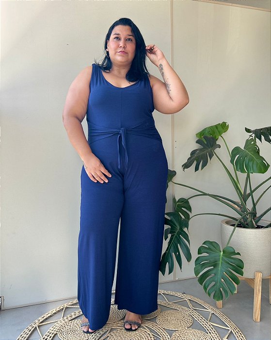 Macacão Com Faixa Fixa Na Cintura E Detalhe No Ombro - Slim e Plus Size