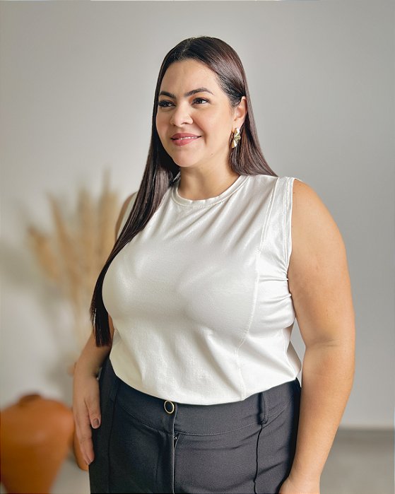 Regata Com Punho Na Gola E Detalhes Frontais - Slim, PLus e ExPlus Size