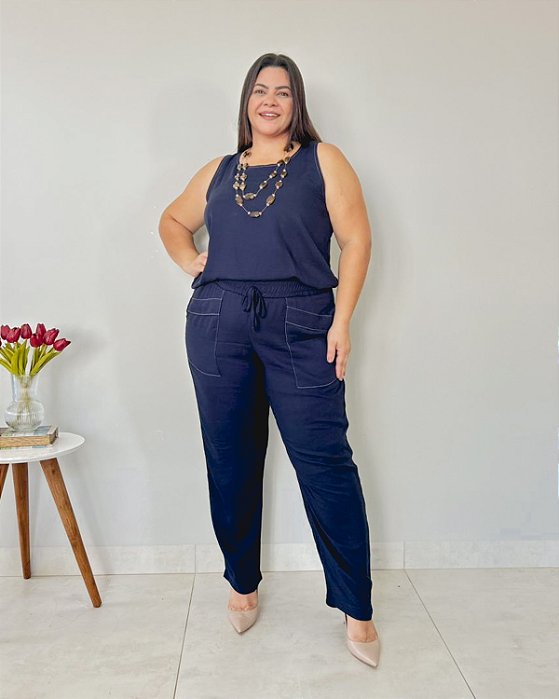 Conjunto: Regata C/ Revel Frente, Costas E Calça C/ Cós Franzido E Bolsos C/ Lapela - Slim e Plus Size