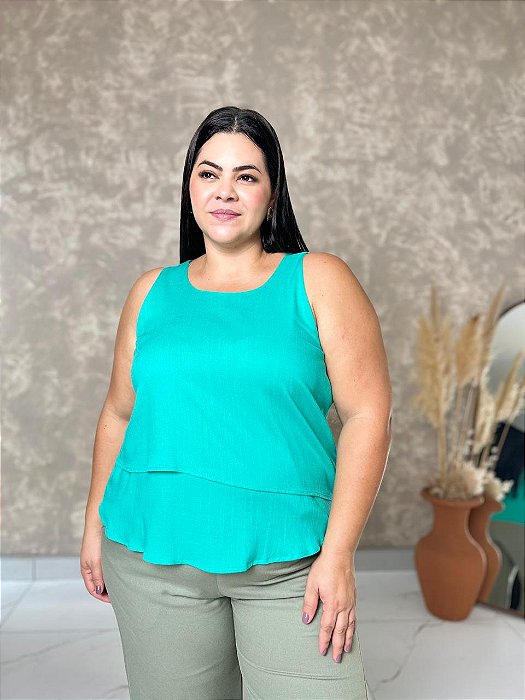 Blusa Regata Frente Face Dupla, Com Leve Decote em Gota E botão - Plus Size