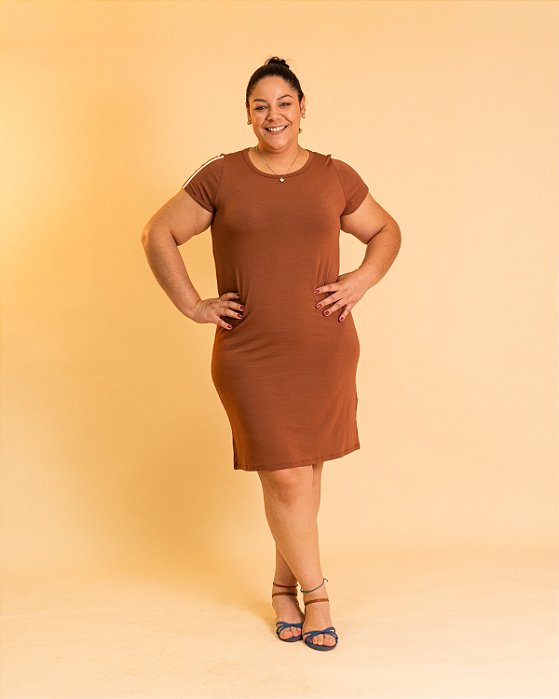 Vestido Curto, Com Fendas Na Barra E Detalhe Em Faixas Nas Mangas - Plus Size