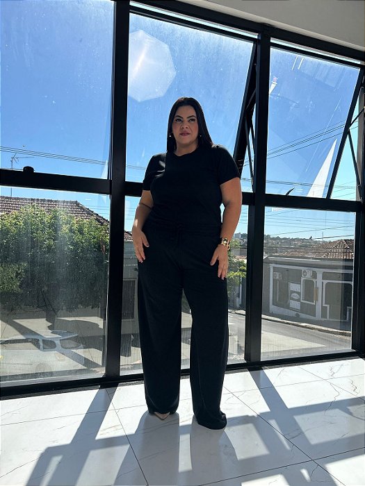 Conjunto: Blusa Baby Manga Curta, Barra Virada, Calça Pantalona - Plus Size