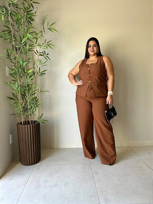 Conjunto Max Colete, C/ Recorte Princesa E Botões, Calça Pantalona, C/ Cós Atômico- Plus Size