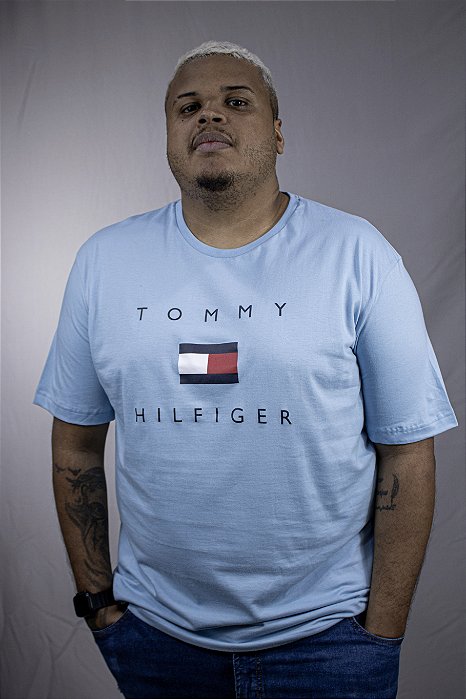 Camiseta Tommy Hilfiger c/ estampa de letreiro e bandeira - Fiofio